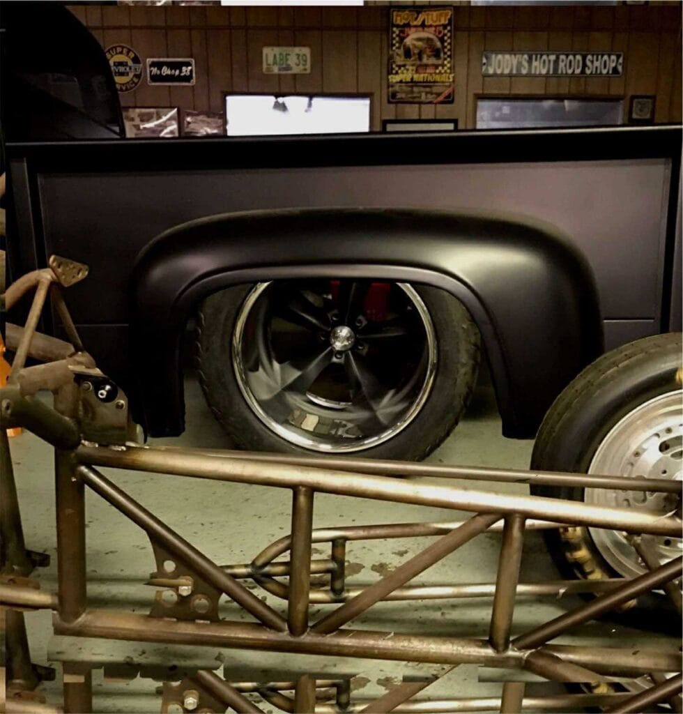 Bed side with wide tire tucked under opening]